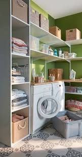 Des Etageres Partout Pour Un Maximum De Rangements Astuces Rangement Une Buanderie Amenagee Avec Brio Li Buanderie Amenagement Buanderie Rangement Maison