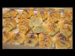 Des Croissants Sans Tourage Avec Une Technique Super Simple Pour Un Feuilletage Express Sur Youtub En 2020 Recettes De Cuisine Recette Croissant Mini Croissant