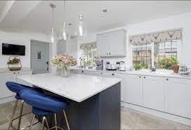 White quartz worktops give a clean, modern look to any kitchen whilst also opening up any room, making it look bigger. Howdens Fairford Navy Dove Grey Kitchen Dove Grey Kitchen Howdens Kitchens Howdens Dove Grey Kitchen Fairford