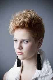 Moderne Trendfrisur Mit Undercut Styling Kurzes Haar Trendfrisuren Lockige Haare Schneiden