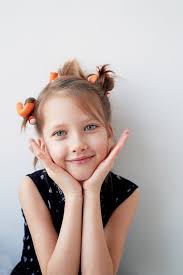 Una Niña De 6 Años Con Rizos En La Cabeza. La Búsqueda De Hermosos Niños  Con Un Fondo Blanco. Imagen de archivo