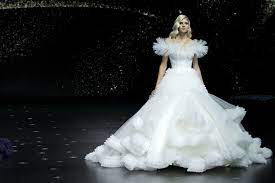 Non solo come decorazioni marginali ma riproposti in abiti completamente luminosi, che abbagliano gli occhi e risplendono di luce pura. Tra Gli Abiti Da Sposa Presentati Nel 2019 Scopriamo Le Tendenze Del 2020