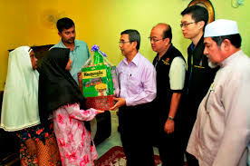 Sim tze tzin height 7 feet 7 inches (approx) & weight 237 lbs (107.5 kg) (approx.). Yb Sim Dato Rashid Visits To Tsnra Combi And Families Of Dengue Victims Taman Sri Nibong Ra Log