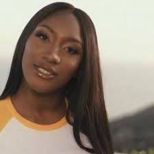 Aya Nakamura signe une collaboration avec une grande marque de maquillage ! 