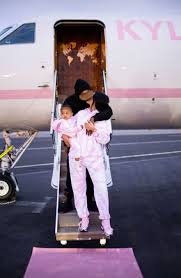 Kylie Jenner Brings Daughter Stormi Along For Kylie Skin Launch Trip And Gets A Kiss From Boyfriend Travis Scott Travis Scott Kylie Jenner Kylie Jenner Outfits Kylie Jenner
