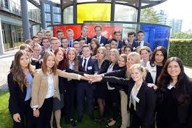 Für angehörige der heilberufe sowie ihre organisationen bietet die apobank beratung und alle bankprodukte wie konto, finanzierung, vorsorge und vermögen. Ausbildung Deutsche Apotheker Und Arztebank Azubister