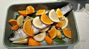 Cefalo di 1,5 kg (altrimenti farsi tagliare dal pescivendolo 8 pulire, eviscerare e squamare accuratamente il cefalo, quindi sfilettarlo e dividerlo in otto trance. Tatanora Cefalo Al Forno Con Agrumi Ed Aromi Che Si Credeva Un Branzino Ovvero Mia Figuraccia Epocale Con I Pescatori Di Noli