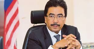 Yang berhormat (y.b.) dato' haji johari abdul ghani adalah anggota parlemen barisan nasional untuk konstituensi titiwangsa sejak 2013. Former Second Finance Minister Accepts Mswg S Excellence Award