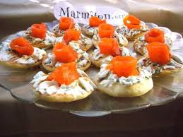 Blinis Au Saumon Fume Et Vinaigrette Au Miel Recette Blinis Saumon Recette Blinis Recettes De Cuisine
