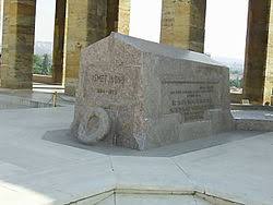 Mustafa i̇smet, malatya'ya yerleşmiş eski bir türk ailesi olan kürümoğullarındandır. Category Grave Of Ismet Inonu Wikimedia Commons