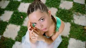 Nilüfer Yanya no le huye al dolor