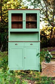 Despues Una Alegre Alacena De Color Verde Oliva En 2020 Muebles Antiguos Muebles Restauracion De Muebles