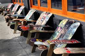 Chairs Made Of Colorful Skateboard Decks Outside Of A Restaurant In Los Angeles Skateboard Mobel Diy Mobel Paletten Recycelte Mobel