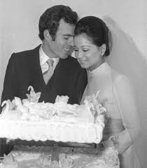 Julio iglesias se pronunció sobre su ex isabel preysler y mvll durante una conferencia de prensa en méxico. Julio Iglesias E Isabel Preysler 45 Anos De La Boda Que Paralizo A La Espana De Los Anos 70 Preysler Isabel Preysler Julio Iglesias