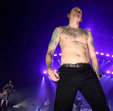Bennington first gained prominence as a vocalist following the release of linkin park's debut album hybrid theory (2000), which was a worldwide commercial success. Chester Bennington Zum Todestag Martyrer Der Millennials Welt