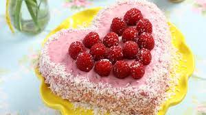 Puderzucker sieben, mit dem orangensaft zu einem dickflüssigen guss verrühren, den kuchen damit überziehen und nach belieben mit smarties® und gummibärchen garnieren. Angel Food Cake Mit Verpoorten Himbeer Mascarpone Kuchen Rezepte In Herzform Kuchenrezepte Mit Eierlikor Verpoorten