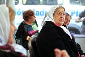 Les mères de la place de mai (en espagnol : Hebe De Bonafini Tienen La Misma Idea De Destruccion Del Pais Que Tenia La Dictadura Tiempo Argentino