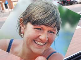 ASSISEN. Sally (40), moeder van twee, gevonden met twee messteken in haar  hart: “Ik bleef erop zitten tot ze dood was”