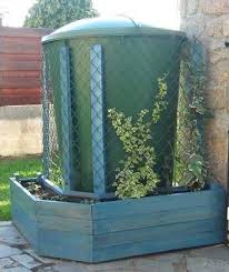 Jardiniere En Palettes Pour Cacher Un Reservoir D Eau Avec Des Plantes Grimpantes Jardiniere En Palettes Jardin Recycle Reservoir Eau
