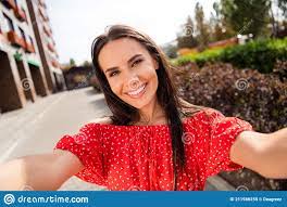 Foto Entspannte Sich Reizend Positive Junge Frau, Handle Denkamera Selfie  Sommeraußenseite Im Stadtzentrum Draußen Machen Stockbild - Bild von rest,  frau: 211986255