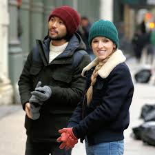 Anna Kendrick On The Set Of Love Life In New York City 2019 12 04 In 2020 Anna Kendrick Pictures Of Anna Anna