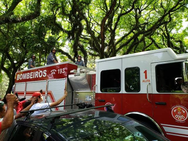 Resultado de imagem para Corpo de Gugu Liberato chega a cemitério na zona oeste de SP"