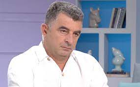 Στο σημείο της δολοφονίας του γιώργου καραϊβάζ, ο επιστήθιος φίλος του και ιδιωτικός ερευνητής γιώργος τσούκαλης έστησε ένα μικρό μνημείο. Giwrgos Karaibaz Taytopoih8hke Proswpo Poy Ton Apeiloyse Ragdaies E3eli3eis Sthn Ypo8esh Dolofonias