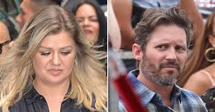 The winner of american idol's first season, later a hugely successful crossover pop star. 1jq 7tve6wlv4m