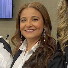 ANIVERSÁRIO DE A COZINHARIA! Sábado estive no jantar de aniversário do  restaurante A Cozinharia. Festa muito bonita e cheia de gente feliz.  Parabéns a @cacauegabriel, fundadores de @acozinharia Provei também deste  vinho