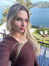 Hi everyone, I'm a single woman looking for a genuine romantic  relationship. My friends say I'm the "atmosphere maker"—whether it's a  dinner party or a trip, I never let the conversation die