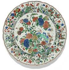 grand plat en porcelaine de la famille verte dynastie qing epoque kangxi 清康熙 五彩花蝶紋棱式盤 a large lobed famille verte dish qing d qing dynasty kangxi famille