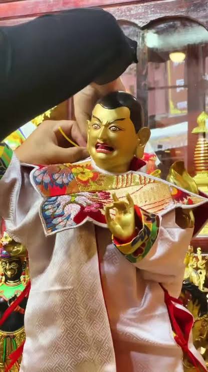 Nghi lễ Phật giáo Tây Tạng liên quan oracle và biểu tượng linh thiêng