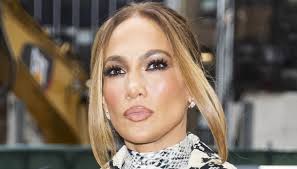 Un colore capelli inedito, vale a dire un delicato, morbido e très chic mushroom brown. Jennifer Lopez Cambia Look E Lascia Senza Fiato In Copertina