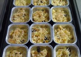 Olesi roti dengan margarin, tata sosis, keju, dan celupkan roti kedalam telur kocok, gulingkan ke dalam tepung roti. Resep Puding Roti Tawar Panggang Tanpa Telur
