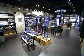 Fort de plus 35 000 abonnés chaque saison, le parc des princes est un stade résolument dédié au football. Le Psg Ouvre Une Premiere Boutique Avec Un Partenaire Actualite Distribution 706349