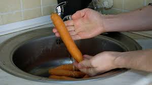 Después vamos a depositar las zanahorias ya cortadas sobre un papel de cocina y las vamos a secar retirando toda que humedad que sea posible. 6 Formas De Cocinar Zanahorias Wikihow