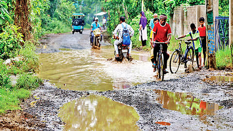 সামান্য বৃষ্টিতেই বেহাল রাস্তা, স্থায়ী সমাধানের দাবি ডেবরায়