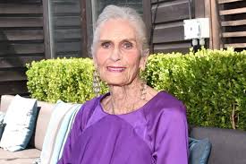 Modelo mais velha do mundo, Daphne Selfe morre aos 97 anos - O Hoje