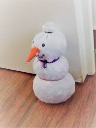 Schnell und einfach kann man aus 2 paar socken lustige schneemänner basteln. Bastel Anleitung Turstopper Sockenpuppe Schneemann Rudiger Alte Socke Diy