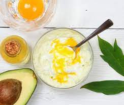 Mettere in un contenitore un uovo, quattro cucchiai di yogurt bianco e tre cucchiai di miele. Maschere Per Capelli Fai Da Te