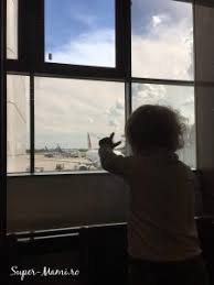 Mămici, tătici, dacă plecați la drum cu avionul și aveți un bebe cu voi, recomandarea mea este să călătoriți cu el în timpul somnului de noapte. Prima CÄlÄtorie Cu Avionul Sfaturi Si ExperienÅ£a NoastrÄ Super Mami Ro