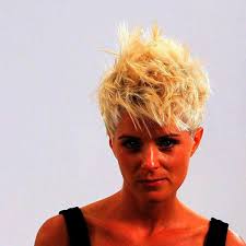 Rather than trying to minimize the heart shape of her face, jessica actually draws attention to it. Best Short Haircuts For A Heart Shaped Face Howcast