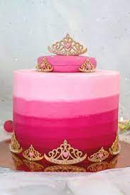 gateau d anniversaire rose sur le theme princesse avec couronnes dorees en pate a gateau anniversaire beaux gateaux d anniversaire gateaux d anniversaire rose