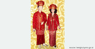 Baju tradisional untuk pengantin sumatera barat umumnya berwarna merah dengan akseoris lengkap. 34 Pakaian Adat Dari Berbagai Provinsi Terlengkap