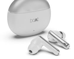 Image of boAt Airdopes 141 earbuds in use during commute