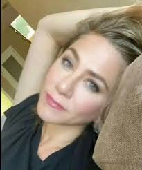 Jennifer aniston To my future husband, I know you're seeing my post say hi  to me 🌹🌹🌹🌹