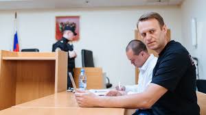 Он проведет в заключении 2 года и 8 месяцев. Navalnyj Sud 2 Fevralya Pryamaya Translyacii Iz Mosgorsuda Prigovor