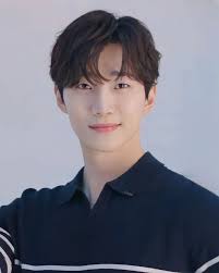 Finn Wolfhard just existing and still stealing the frame 🫶🏻