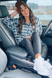 Put aside your favorite little white dresses in favor of one with maximalist appeal. Leggings Effetto Pelle Inverno 2020 21 I Look Donne Magazine