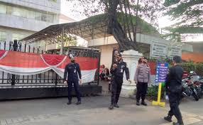 Walaupun di bawah guyuran hujan lebat pendemo, yang merupakan anak sma, masih terus mencoba mendekati kantor dprd provinsi kalimantan barat. Ada Kasus Positif Covid 19 Dprd Dki Jakarta Lockdown Lima Hari Suara Surabaya